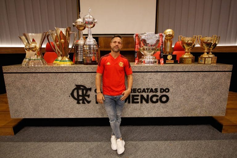 S&Oacute; LENDAS! Diego Ribas monta sele&ccedil;&atilde;o repleta de craques com quem jogou na carreira