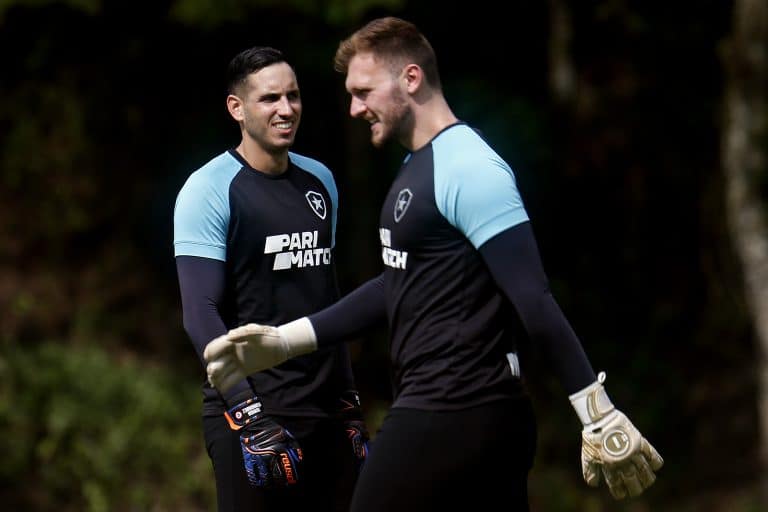 QUEM &Eacute; MELHOR? Compara&ccedil;&atilde;o entre Lucas Perri e Gatito Fern&aacute;ndez choca torcida do Botafogo