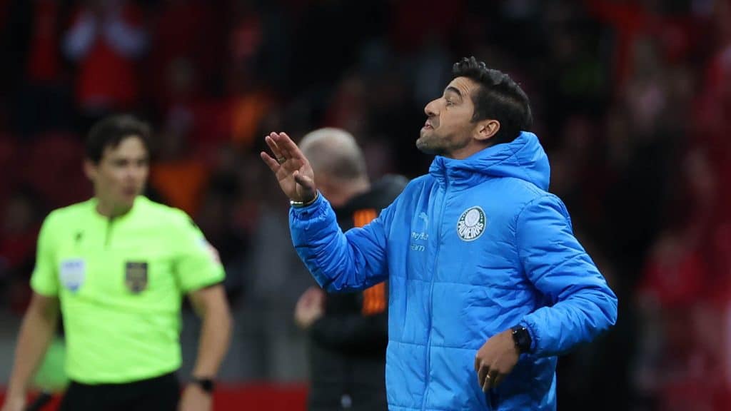 FALOU MESMO! Abel Ferreira n&atilde;o se intimida e rebate cr&iacute;ticos no Palmeiras