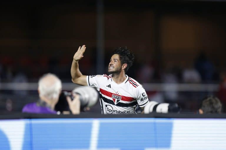 INACREDIT&Aacute;VEL! Jornalista compara Alexandre Pato com estrela mundial e arruma confus&atilde;o