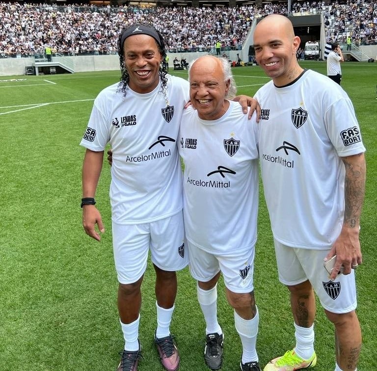 Bruxaria deu errado! Ronaldinho Ga&uacute;cho se atrapalha e faz gesto do Cruzeiro dentro da Arena MRV