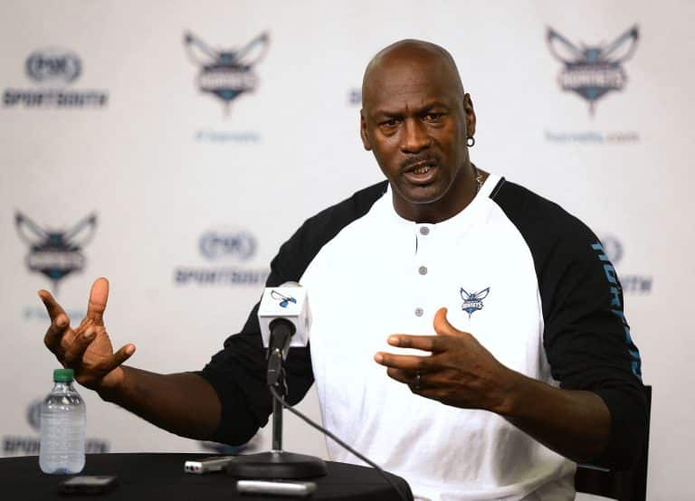 MUITA GRANA! Michael Jordan garante fortuna bilion&aacute;ria com venda do Charlotte Hornets