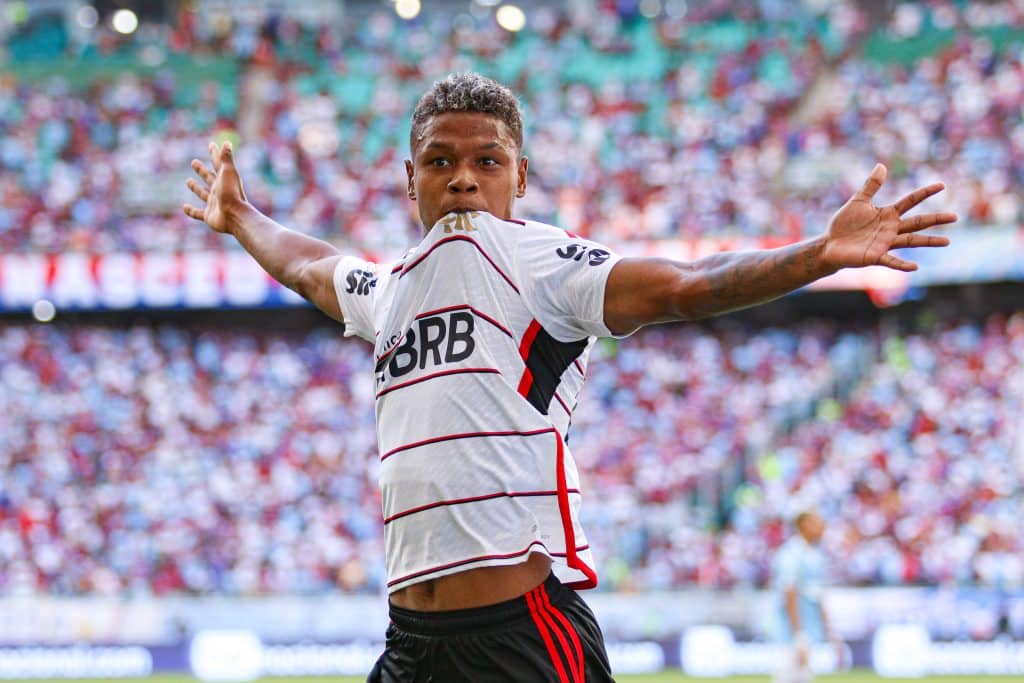 Jornal espanhol compara Matheus Fran&ccedil;a a Vini Jr. e n&uacute;meros no Flamengo surpreendem