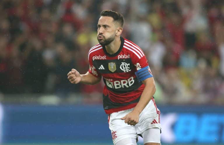 Filho de Everton Ribeiro &lsquo;humilha&rsquo; amigo vasca&iacute;no e deixa torcida do Flamengo maluca