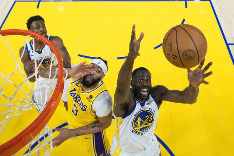 XINGOU MUITO NO TWITTER! Astro da NBA cai em trollagem e &eacute; zoado por desafeto