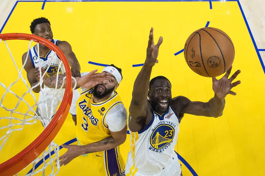 XINGOU MUITO NO TWITTER! Astro da NBA cai em trollagem e &eacute; zoado por desafeto