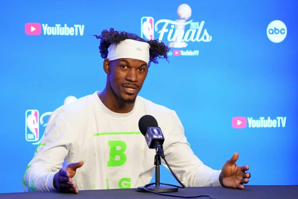 DE CHORAR! Jimmy Butler se emociona com declara&ccedil;&atilde;o de jovem f&atilde; chin&ecirc;s