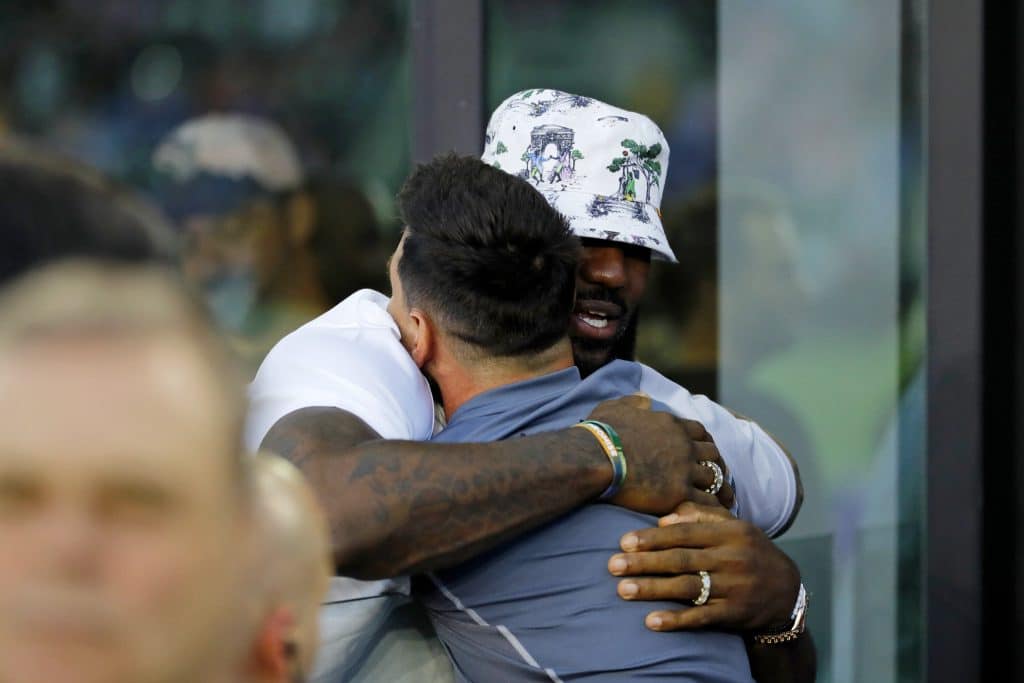 IMPOSS&Iacute;VEL ACONTECEU! LeBron James consegue fazer Messi tomar atitude inusitada