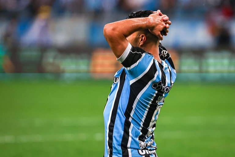 N&Atilde;O TEM CONVERSA! Ap&oacute;s repercuss&atilde;o negativa, Gr&ecirc;mio suspende negocia&ccedil;&atilde;o por substituto de Su&aacute;rez