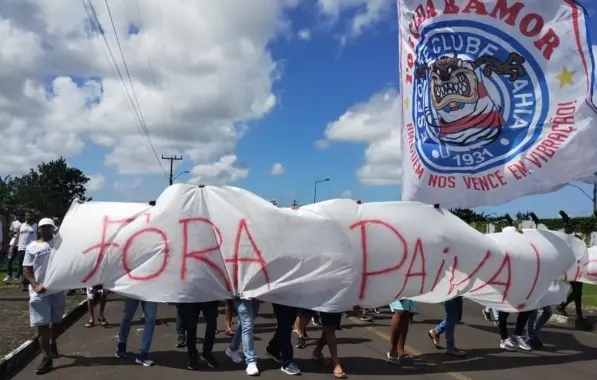 Torcida do Bahia perde paci&ecirc;ncia, faz protesto e pede sa&iacute;da imediata