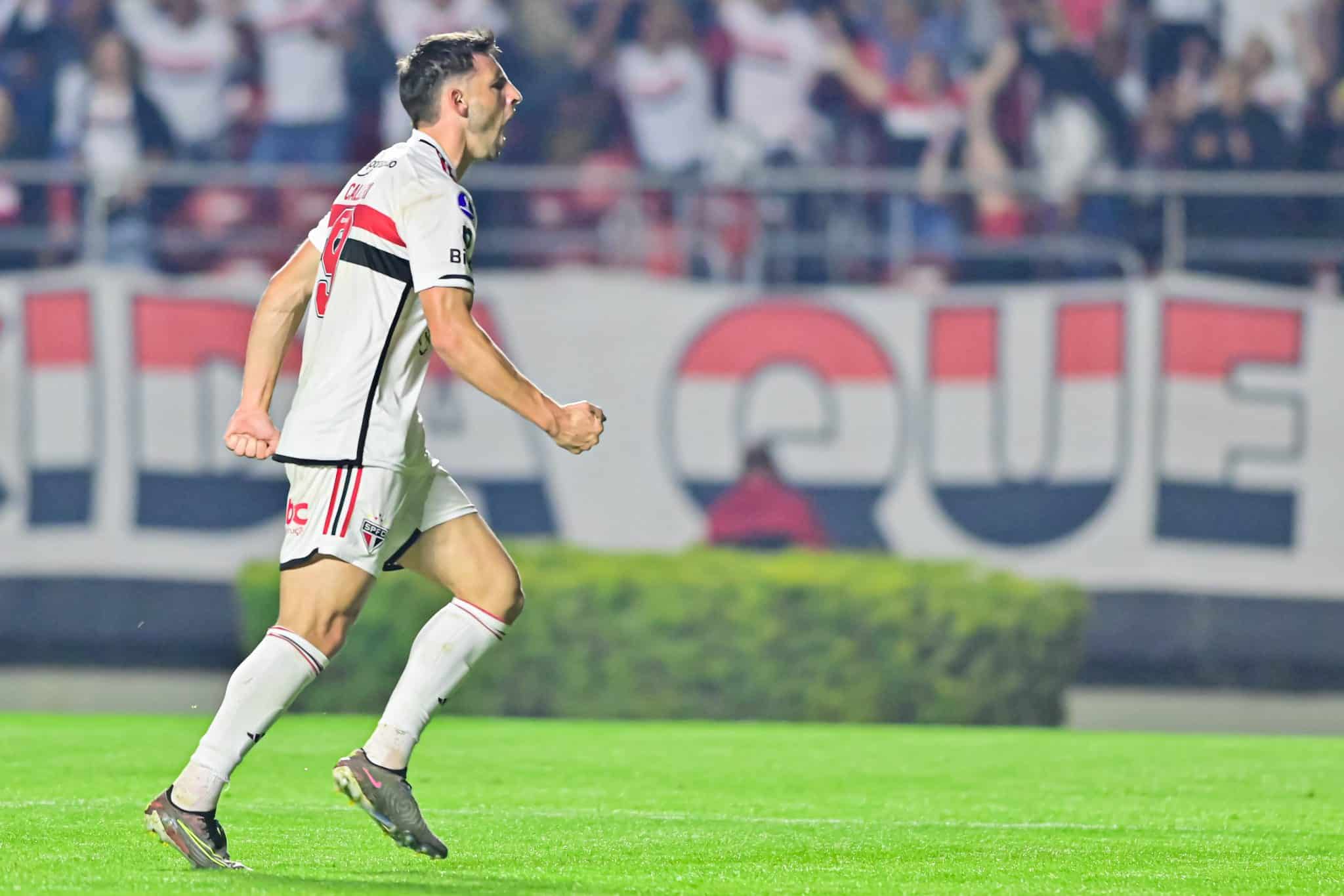 Atacante do S&atilde;o Paulo se torna o segundo maior artilheiro estrangeiro do clube