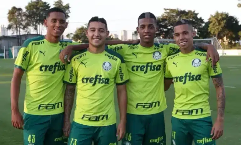 Jogador do Palmeiras &eacute; flagrado saindo com travesti