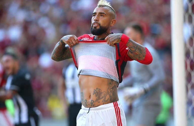 &Iacute;dolos do Colo-Colo disparam sobre sa&iacute;da de Vidal no Flamengo