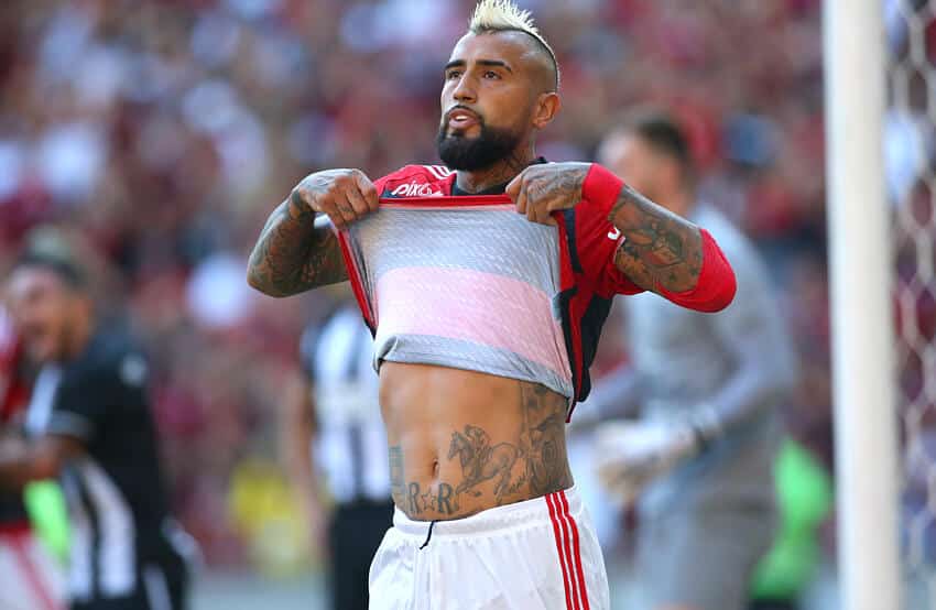 &Iacute;dolos do Colo-Colo disparam sobre sa&iacute;da de Vidal no Flamengo