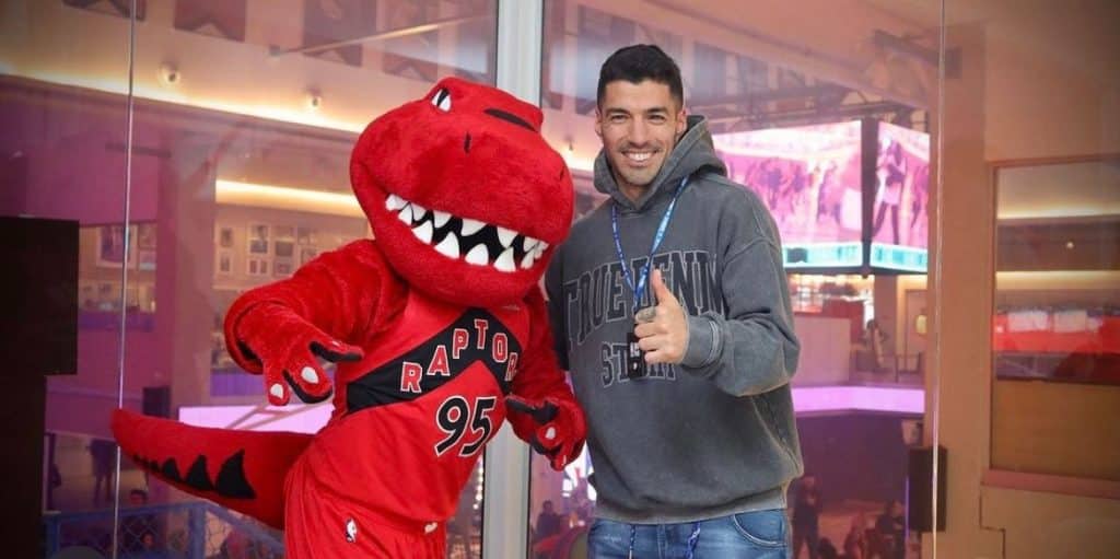 Rival de Messi na MLS? Luis Su&aacute;rez posa ao lado de mascote de time canadense