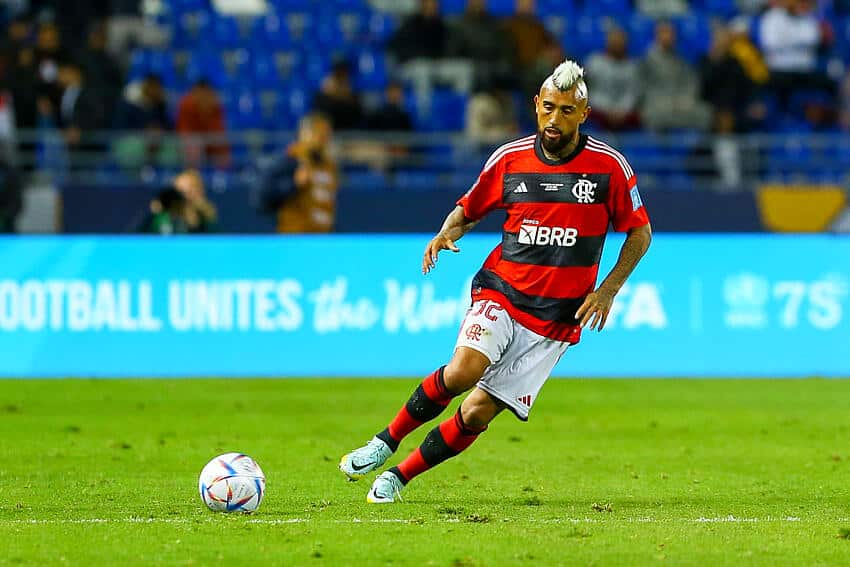 &Iacute;dolos do Colo-Colo disparam sobre sa&iacute;da de Vidal no Flamengo