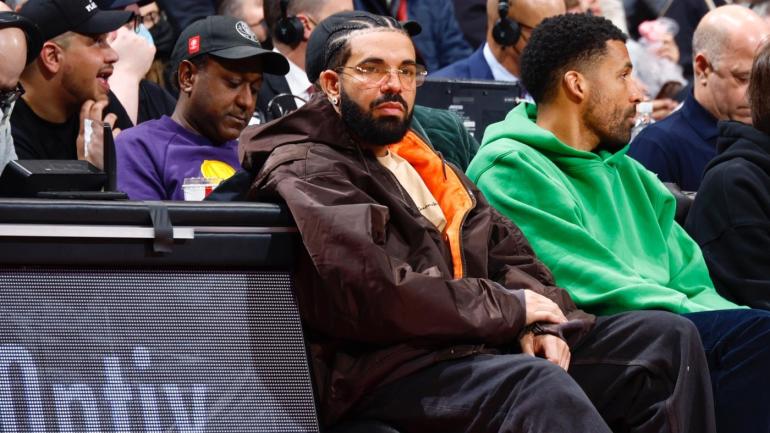 Astro do Boston Celtics &eacute; visto soltinho em show do rapper Drake