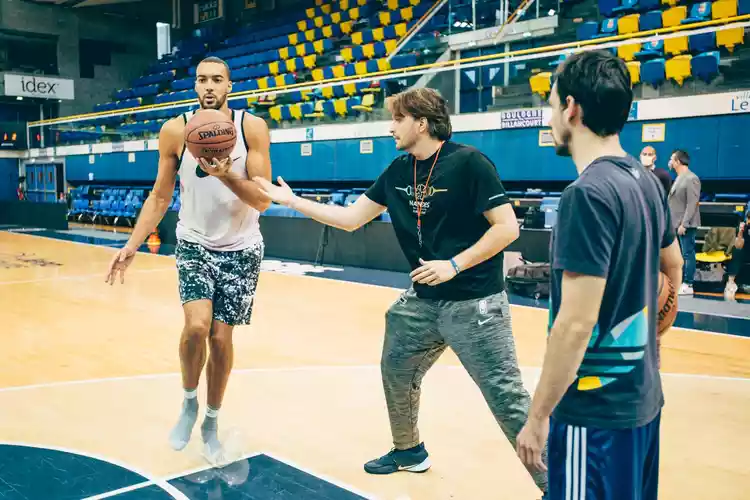 Treinador de Rudy Gobert revela &lsquo;segredo&rsquo; para 1&ordf; cesta de tr&ecirc;s pontos do astro da NBA