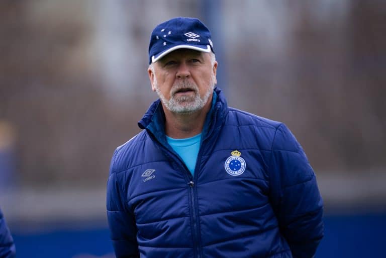 &ldquo;&Eacute; uma vigarice&rdquo;; Mano Menezes dispara contra SAF do Cruzeiro