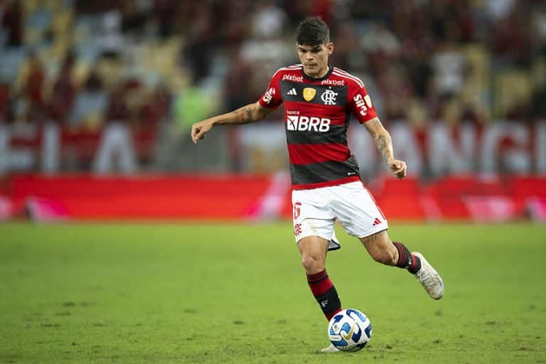 Vai ou fica? Ap&oacute;s rumores de sa&iacute;da do Flamengo, Ayrton Lucas define seu futuro