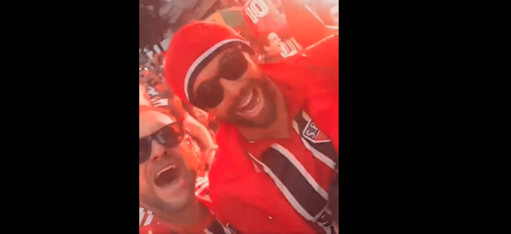 INFILTRADO! &Iacute;dolo do S&atilde;o Paulo se disfar&ccedil;a no meio da torcida na Copa do Brasil