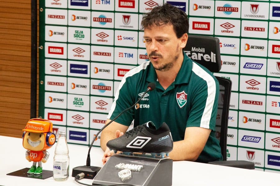 &ldquo;Absurda&rdquo;, Fernando Diniz solta o verbo sobre expuls&atilde;o de Marcelo e enfurece a imprensa argentina