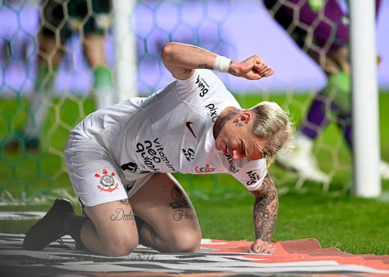 Ex-jogador do Corinthians alfineta R&oacute;ger Guedes: &ldquo;Valorizou dinheiro&rdquo;