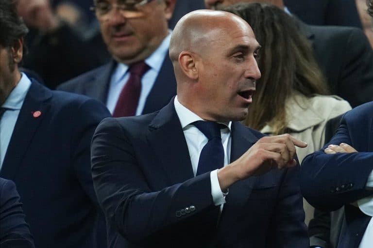 Dirigente que beijou Jenni Hermoso se envolveu em pol&ecirc;mica de racismo sofrido por Vini Jr