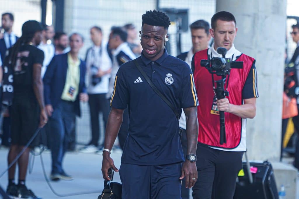 Amigo pessoal de Vini Jr pode substituir craque no Real Madrid durante les&atilde;o