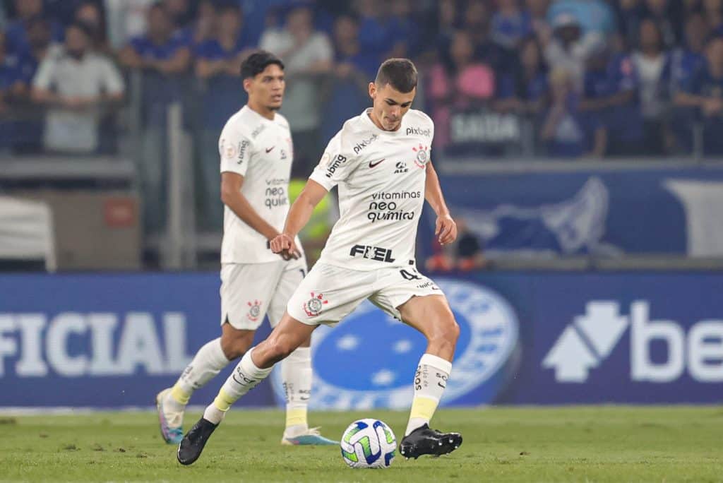 Gabriel Moscardo &lsquo;aposenta&rsquo; Gilberto no Cruzeiro e faz a diferen&ccedil;a no Corinthians