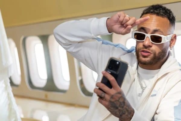 Afrontoso e com moral, Neymar desembarca na Ar&aacute;bia Saudita
