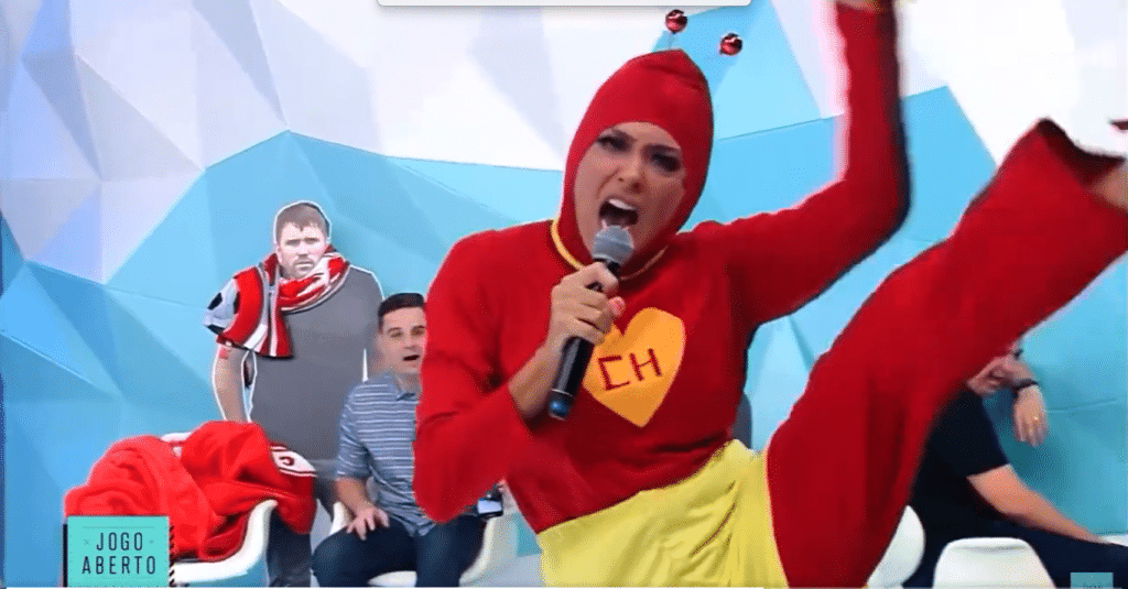 V&iacute;deo hist&oacute;rico: Renata Fan &lsquo;fica maluca&rsquo; ao vivo e aparece fantasiada de Chapolin Colorado