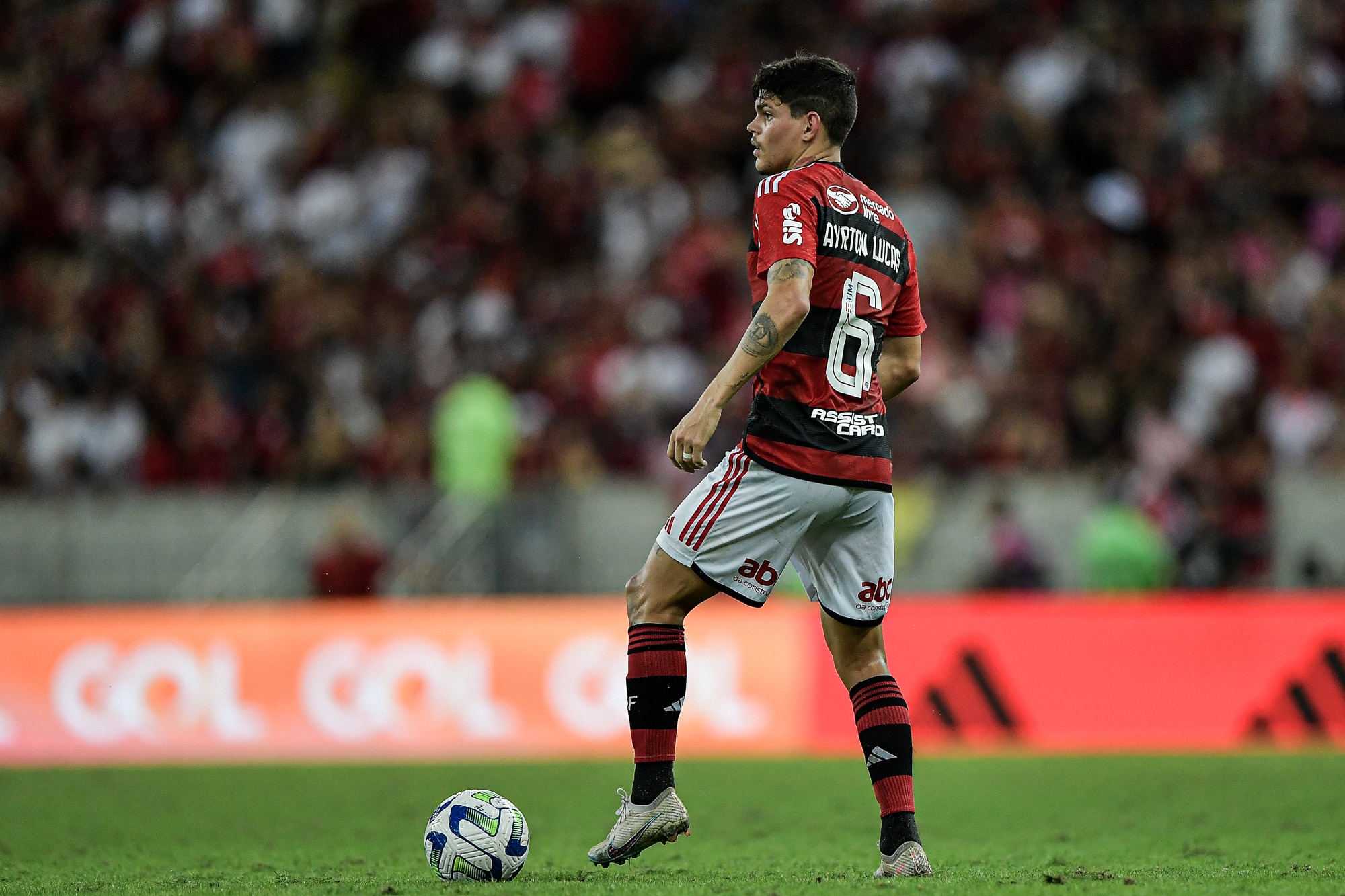 Vai ou fica? Ap&oacute;s rumores de sa&iacute;da do Flamengo, Ayrton Lucas define seu futuro