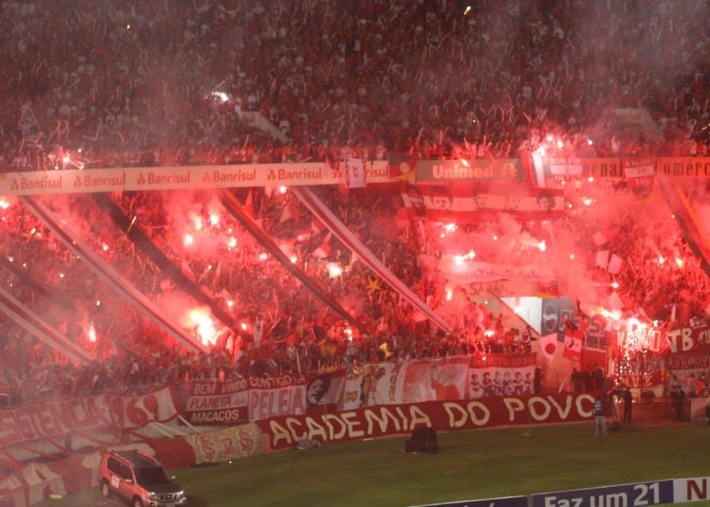 Da euforia &agrave; tens&atilde;o: torcedores do Internacional celebram semifinal da Libertadores