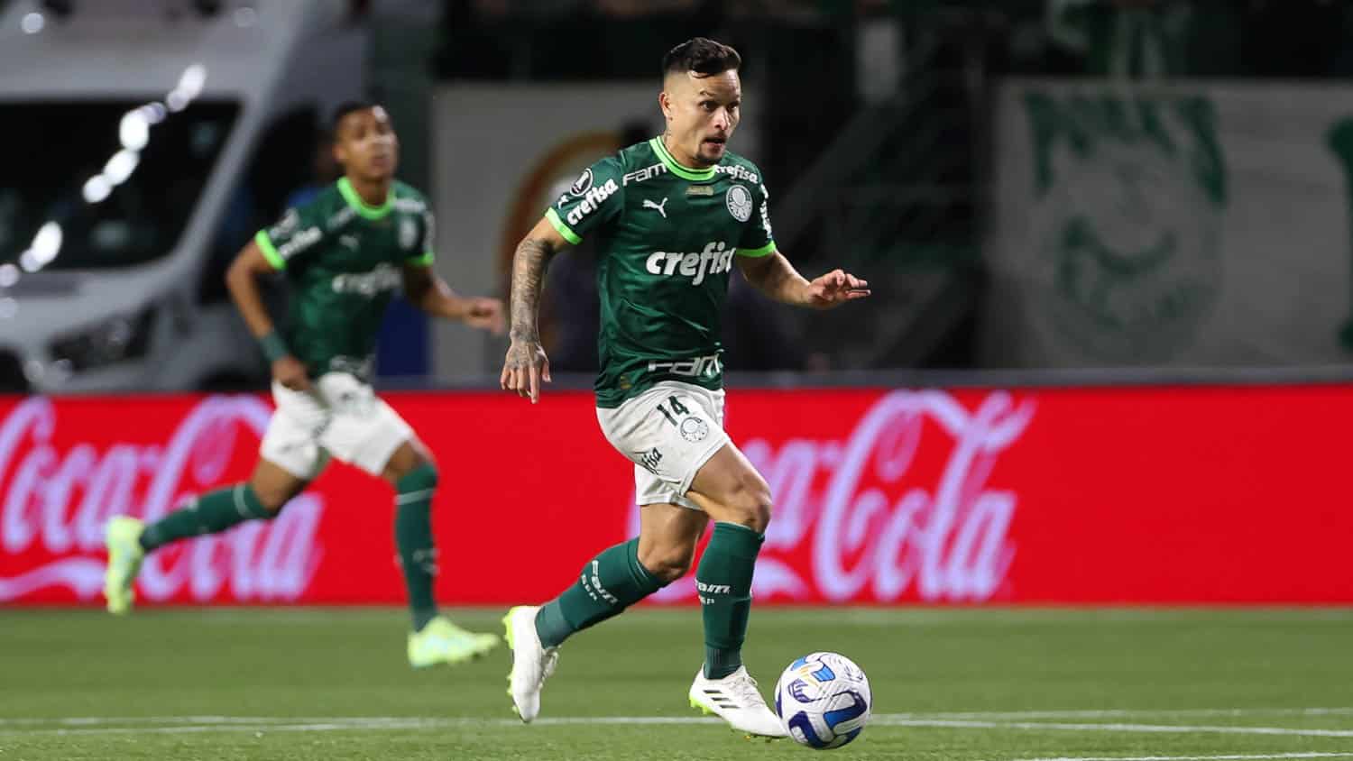Foto: (Cesar Greco/Palmeiras) - Artur est&aacute; no time para vencer em ligas mata-mata no Cartola