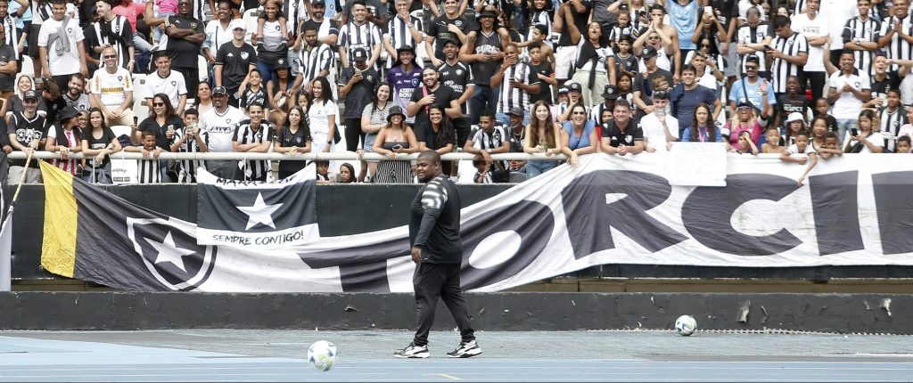 &ldquo;Toca no gordinho que &eacute; gol&rdquo;, torcida do Botafogo DESCOBRE &lsquo;novo artilheiro&rsquo; em treino aberto e o INESPERADO acontece