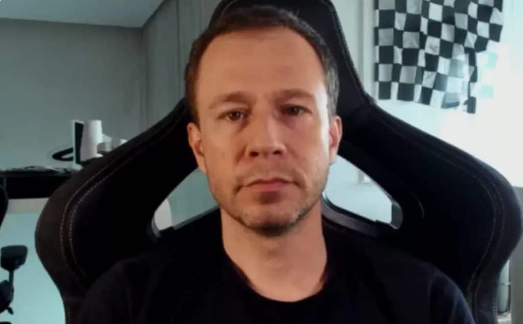 Ap&oacute;s cr&iacute;ticas de Tiago Leifert, l&iacute;der de torcida organizada chama jornalista para porrada