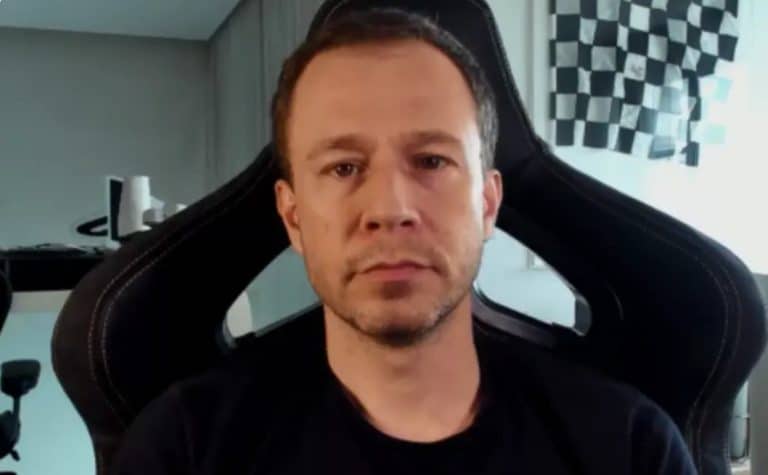 Ap&oacute;s cr&iacute;ticas de Tiago Leifert, l&iacute;der de torcida organizada chama jornalista para porrada