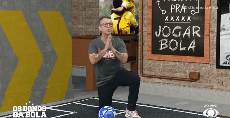 Craque Neto &lsquo;fica louco&rsquo; ao vivo e se ajoelha por pedido inusitado na Copa do Brasil