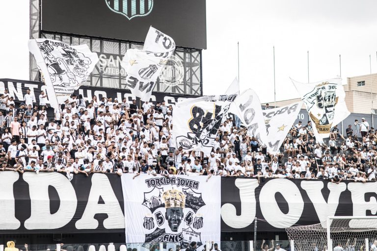 (V&iacute;deo) Torcida do Santos d&aacute; SHOW com festa SURREAL na Vila Belmiro antes de decis&atilde;o&nbsp;contra&nbsp;o&nbsp;Vasco