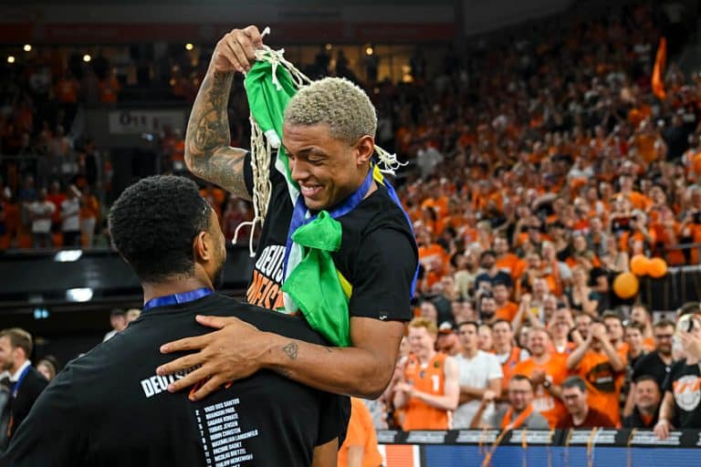 Vit&oacute;ria do Brasil sobre o Canad&aacute; rende compara&ccedil;&otilde;es a Jordan e outras lendas da NBA