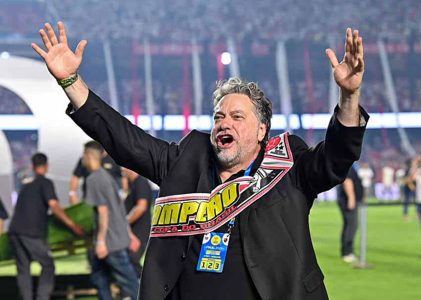 ACONTECEU AGORA! Em ano de elei&ccedil;&atilde;o, Julio Casares d&aacute; DINHEIRO a funcion&aacute;rios do S&atilde;o Paulo e MOTIVO&nbsp;&Eacute;&nbsp;REVELADO