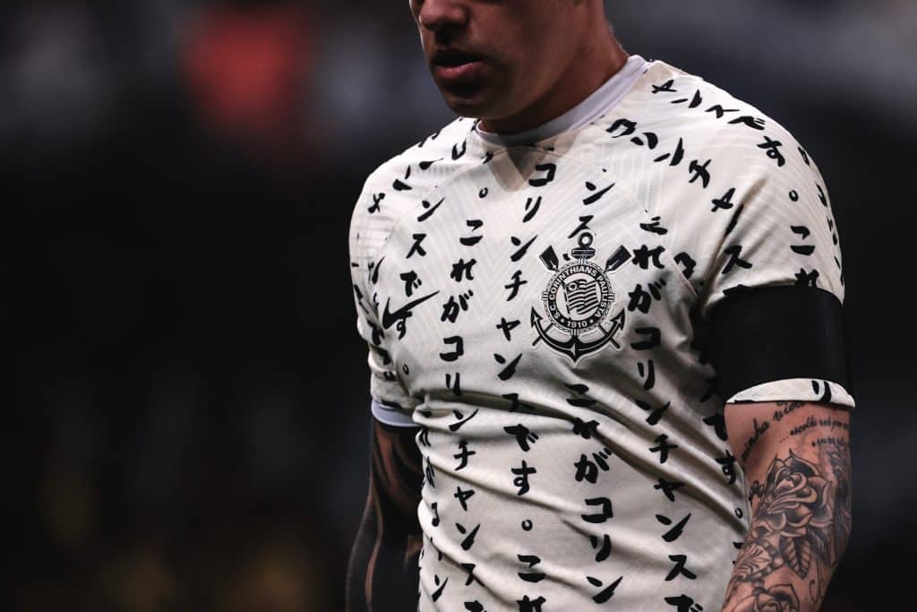 Atleta do Santos veste camisa do Corinthians e acende pol&ecirc;mica