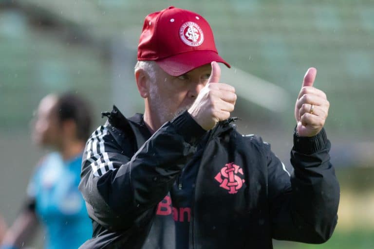 Trag&eacute;dia anunciada: diretoria do Corinthians &lsquo;FICA LOUCA&rsquo; e entrega FORTUNA nas m&atilde;os de Mano Menezes