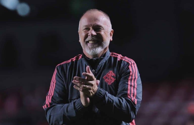 Todo mundo mandado embora: Neto CRAVA que Mano Menezes vai EXPULSAR 5 jogadores do Corinthians e nomes s&atilde;o revelados