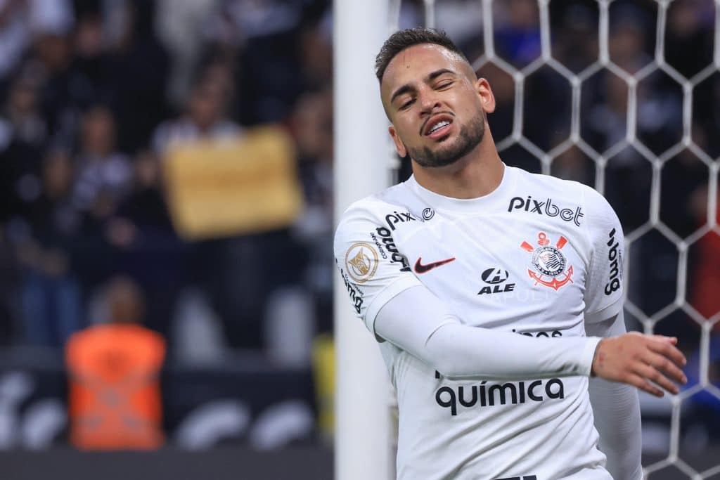 Maycon &eacute; cobrado pela torcida do Corinthians ap&oacute;s perder gol &lsquo;inacredit&aacute;vel&rsquo; no Derby