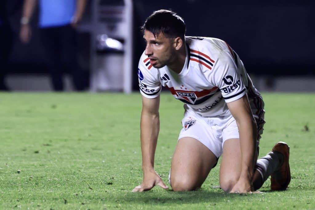 PIPOQUEIRO? Calleri &eacute; cobrado no S&atilde;o Paulo por &lsquo;sumi&ccedil;os&rsquo; em jogos mata-mata