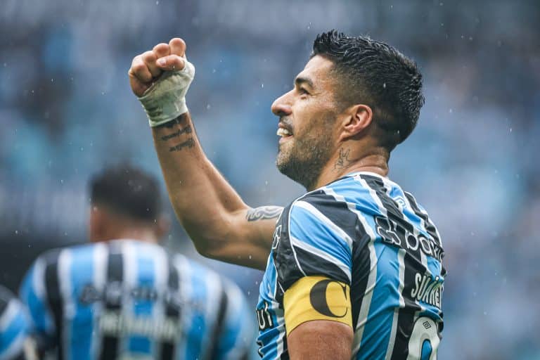 Luis Su&aacute;rez faz o imposs&iacute;vel em festa de anivers&aacute;rio do filho e empolga torcida do Gr&ecirc;mio