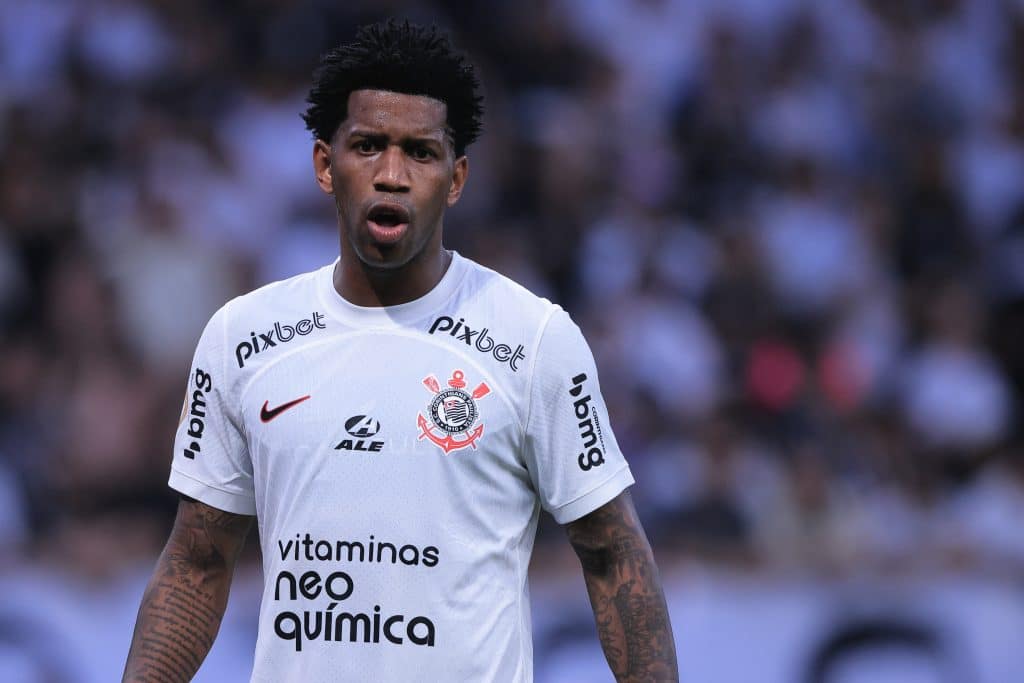 BOMBA! Gil &eacute; &lsquo;perseguido&rsquo; por torcida do Corinthians, mas d&aacute; resposta &agrave; altura na web