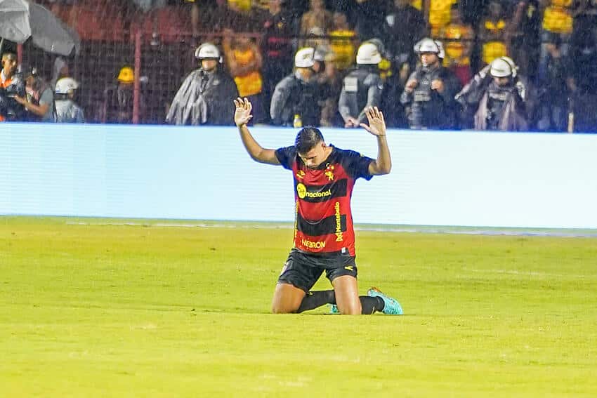 Jogador do Sport surpreende e exalta cobran&ccedil;a respeitosa de torcedor